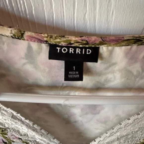 torrid Cream Floral Lace-Trim V-Neck Blouse - Picture 2 of 4
